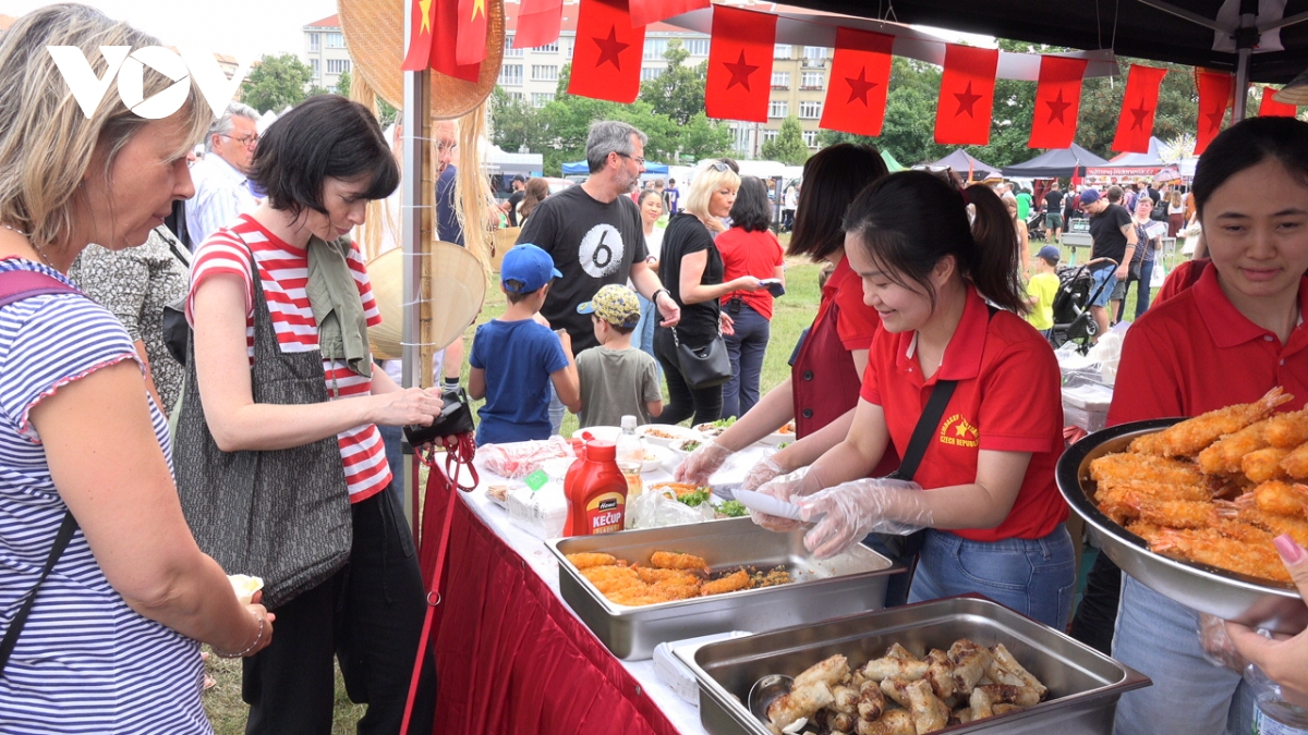 International friends impressed with Vietnamese dishes at food festival in Czech Republic